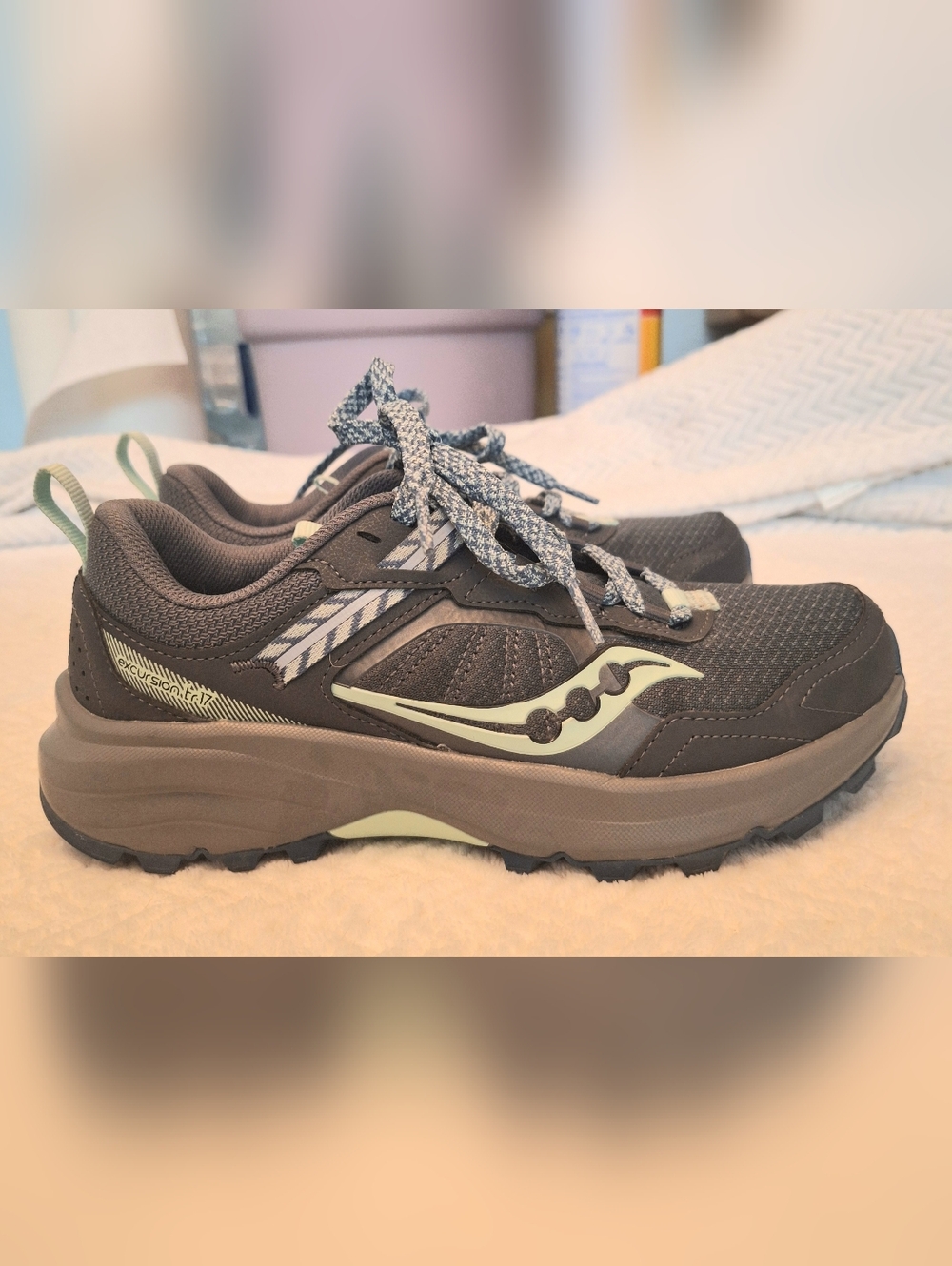 Saucony Excursion TR 17 Gray Sneakers with Light Mint Accents (Women's Size 8)
